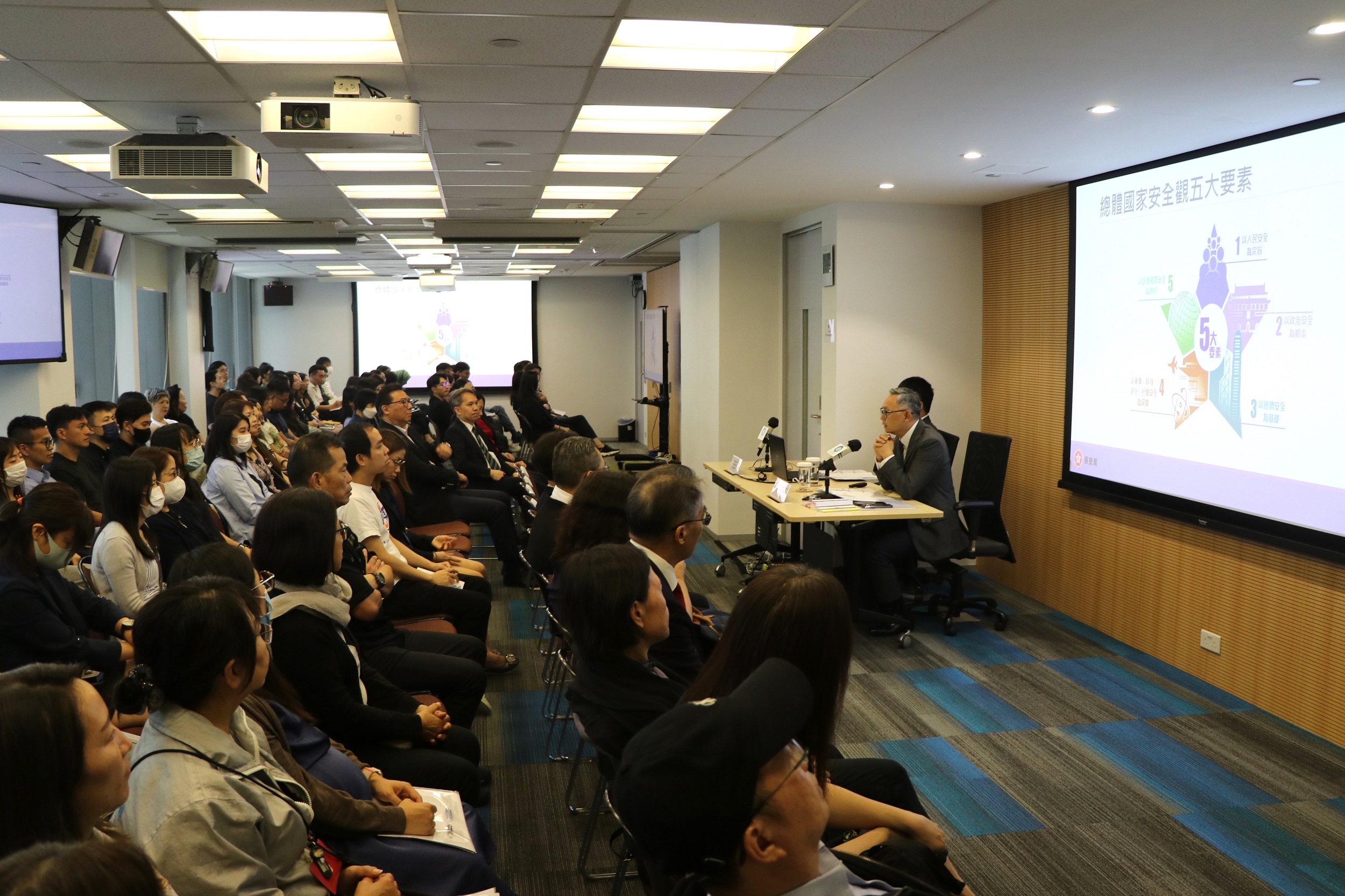 平機會的委員、管理層及員工踴躍參與國家安全簡介會。